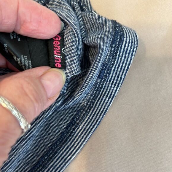 Volcom size M long sleeve cold shoulder black and white strip knit top GUC - Picture 8 of 12